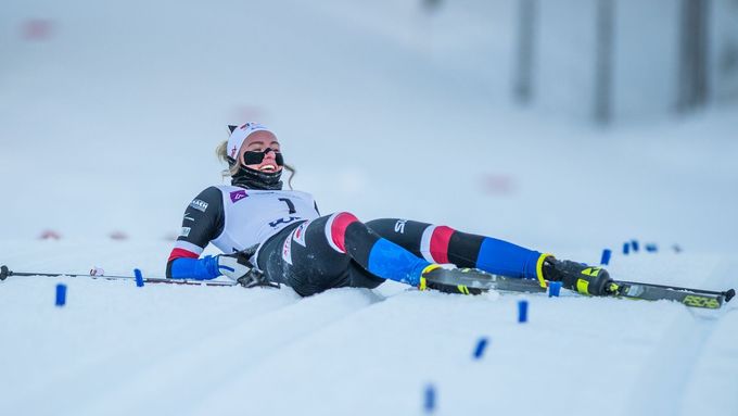 Pád běžkyně na lyžích Terezy Beranové na šampionátu ve Vuokatti