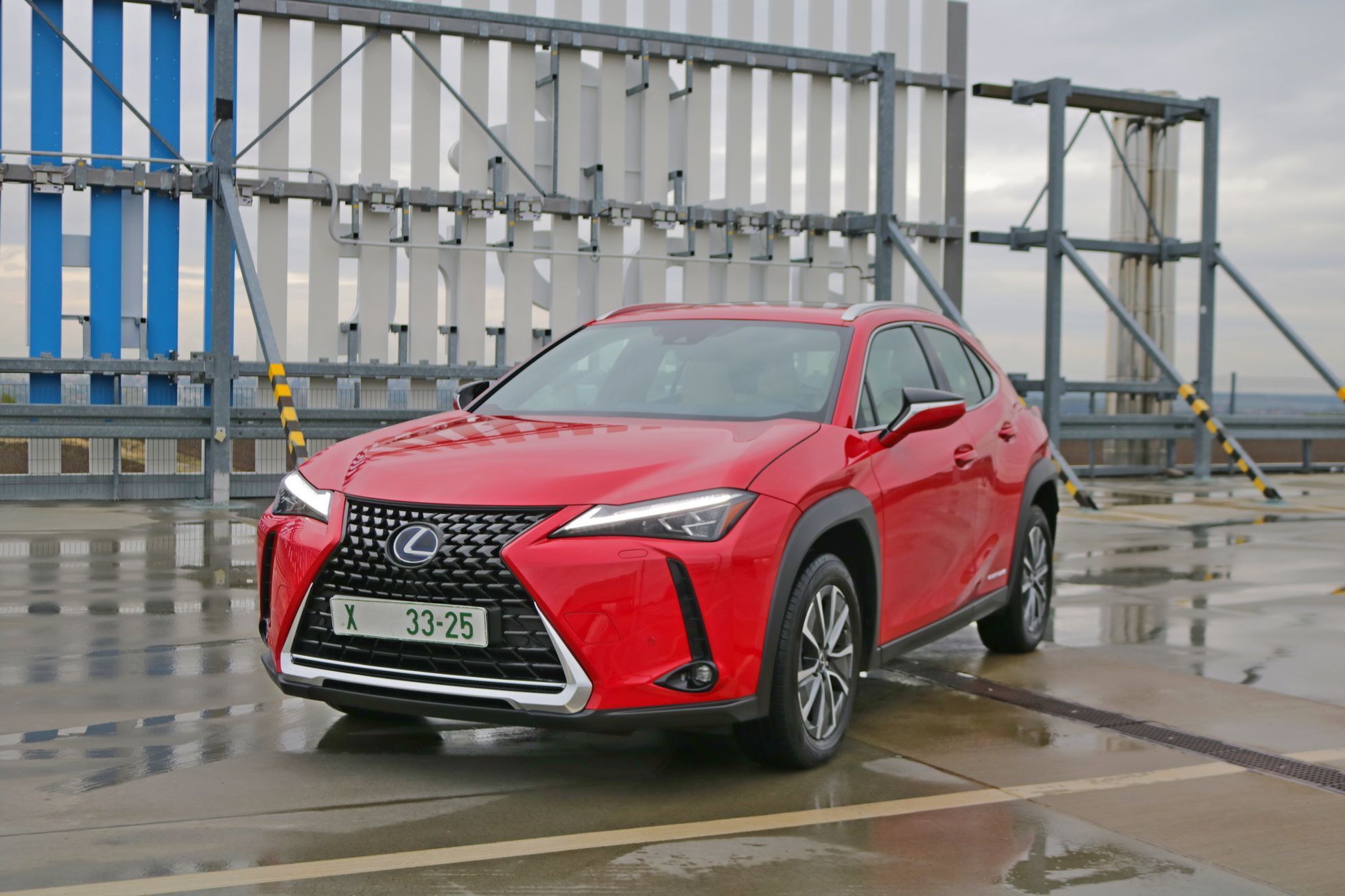 Lexus UX300e elektromobil