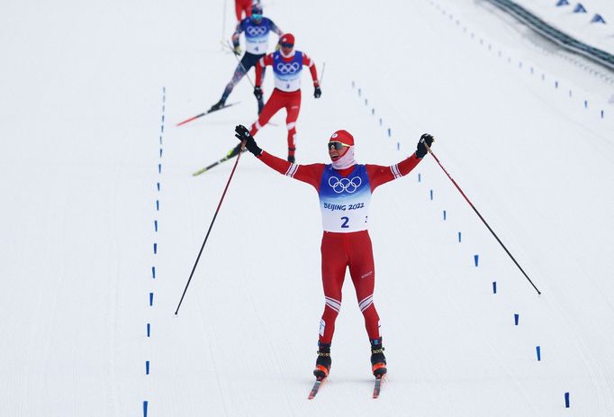 Alexander Bolšunov v cíli závodu na 30 kilometrů.