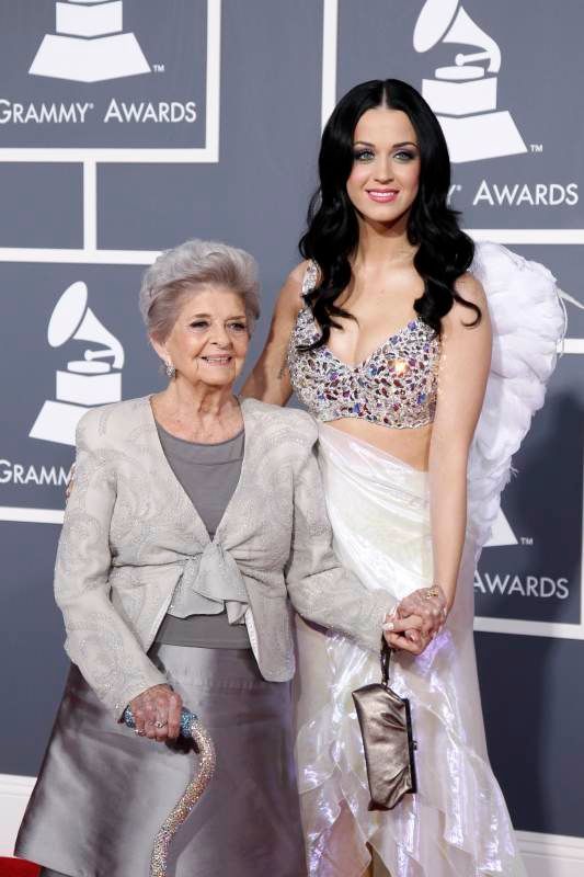 Grammy 2011 - Katy Perry s babičkou