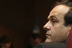 Platini kritizuje. Nelíbí se mu přestupy Arsenalu