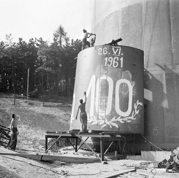 Na snímku: Stavba vysílače Cukrák. Výstavba vysílače začala v roce 1959 na kopci Kopanina (411 m n. m.) u Prahy. Zařízení bylo provozu uvedeno 26. listopadu 1961.