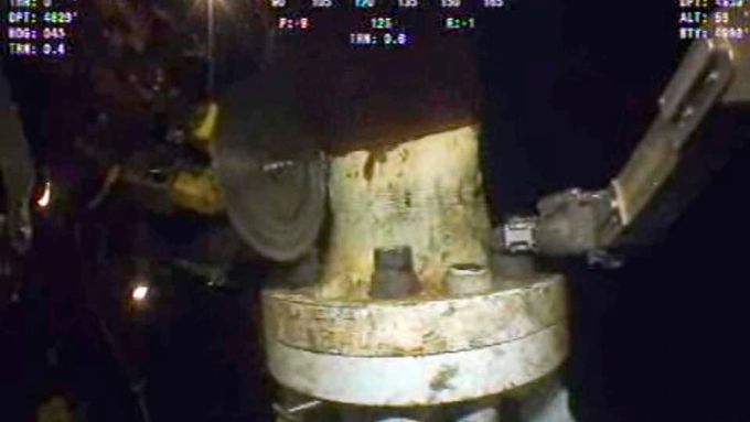Obrazem: Na unikající ropu se povedlo nasadit zvon
