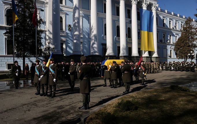 Pohřeb ukrajinského vojáka Antona Sydorova, který byl zabit proruskými separatisty.