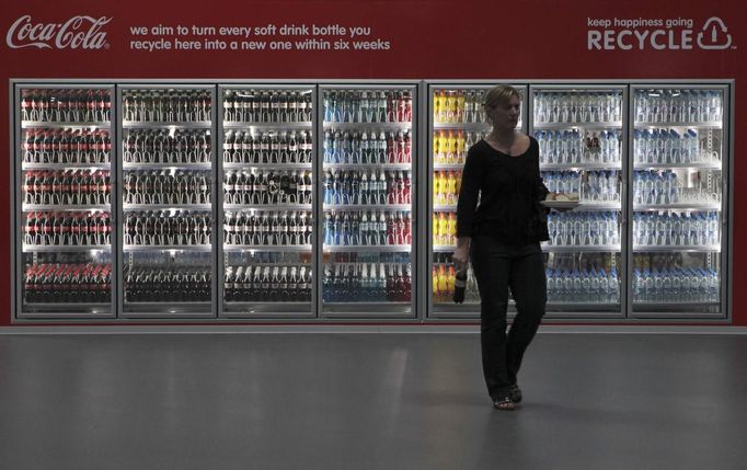 Coco-Cola branding is seen on the drinks cabinet in the 5,000 capacity Olympic Village dining room, a temporary structure built for the London 2012 Olympic Games in Stratford, east London on June 29, 2012. The village will accomodate up to 16,000 athletes and officials from more than 200 nations. Picture taken June 29, 2012. REUTERS/Olivia Harris (BRITAIN - Tags: SPORT OLYMPICS BUSINESS CONSTRUCTION) Published: Čer. 30, 2012, 12:44 odp.