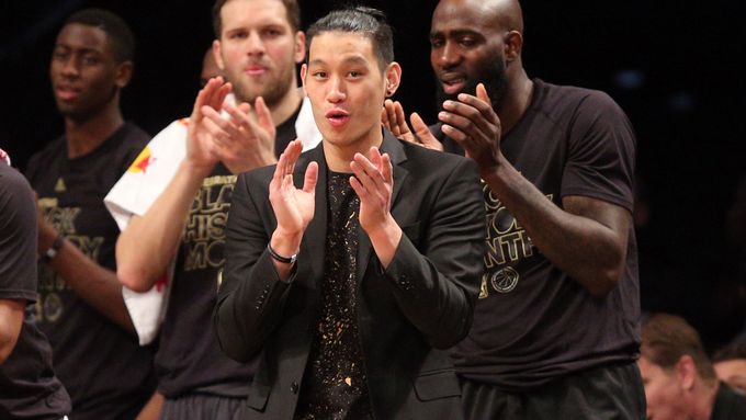 Zranění Jeremy Lin sice spoluhráčům tleskal, Nets ale nakonec zápas s Torontem prohráli
