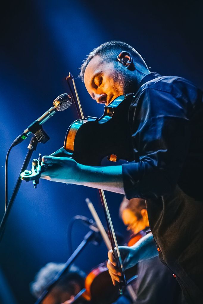 Justin Moses hrající na housle.