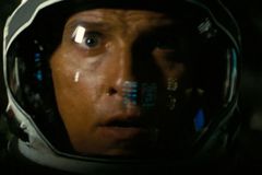 Interstellar uchvátí obrazem, ale Nolan zapomněl bavit