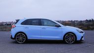 Do redakce se dostal silnější model i30 N Performance, startující na ceně necelých 740 tisíc korun, tedy o 40 000 Kč víc než slabší varianta. Podle Biermanna chce i30 N konkurovat především Volkswagenu Golf GTI.