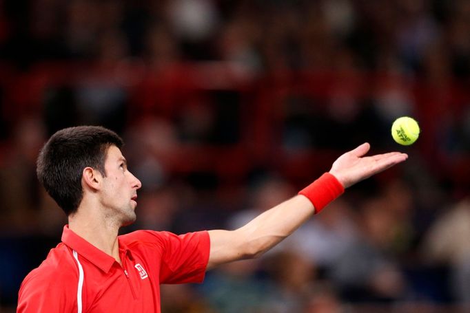 Srbský tenista Novak Djokovič v utkání s Američanem Samem Querreym v pařížském turnaji Masters 2012.