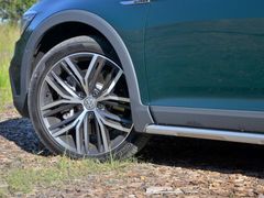 VW myslí na všechno, testované auto mělo nasazeny samozacelovací pneumatiky Pirelli a k tomu plnohodnotnou rezervu.
