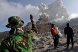 ...během evakuace vesnice Kalimaden si indonésský voják udělal na památku snímek aktivního vulkánu...