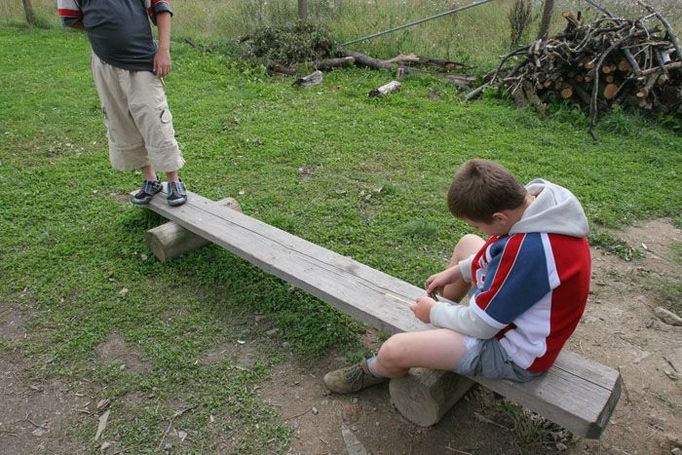 Utek sem už šestkrát, uteču znovu. Na stopa a domu. Aspoň si cestou zakouřim.