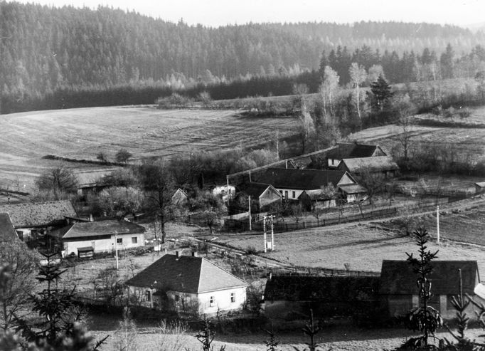 Celkový pohled na Švihov. Zmizelá místa, které zatopila vodárenská nádrž Švihov na Želivce.