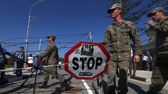 Vojáci na Kypru otevírají nový hraniční přechod mezi dvěma republikami na ostrově.