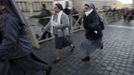 Nuns run in Saint Peter's Square to take a good vantage point before the inaugural mass for Pope Francis at the Vatican, March 19, 2013. Pope Francis celebrates his inaugural mass on Tuesday among political and religious leaders from around the world and amid a wave of hope for a renewal of the scandal-plagued Roman Catholic Church. REUTERS/Max Rossi (VATICAN - Tags: RELIGION POLITICS) Published: Bře. 19, 2013, 7:40 dop.