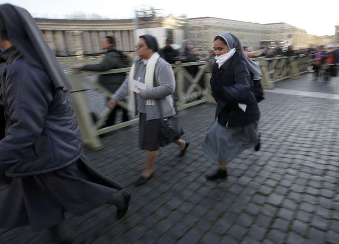 Nuns run in Saint Peter's Square to take a good vantage point before the inaugural mass for Pope Francis at the Vatican, March 19, 2013. Pope Francis celebrates his inaugural mass on Tuesday among political and religious leaders from around the world and amid a wave of hope for a renewal of the scandal-plagued Roman Catholic Church. REUTERS/Max Rossi (VATICAN - Tags: RELIGION POLITICS) Published: Bře. 19, 2013, 7:40 dop.