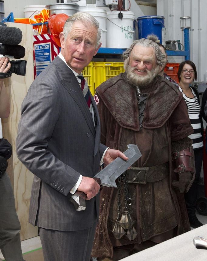 Britain's Prince Charles meets Dori (C), a dwarf character from The Hobbit, played by Mark Hadlow, during his visit to Weta Workshop in Miramar, Wellington, November 14, 2012. REUTERS/Mark Mitchell/Pool (NEW ZEALAND - Tags: ENTERTAINMENT ROYALS) Published: Lis. 14, 2012, 4:54 dop.