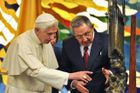 Papež jednal s Raúlem Castrem, na politiku nedošlo