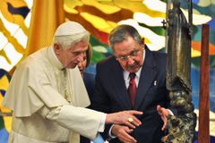 Papež jednal s Raúlem Castrem, na politiku nedošlo