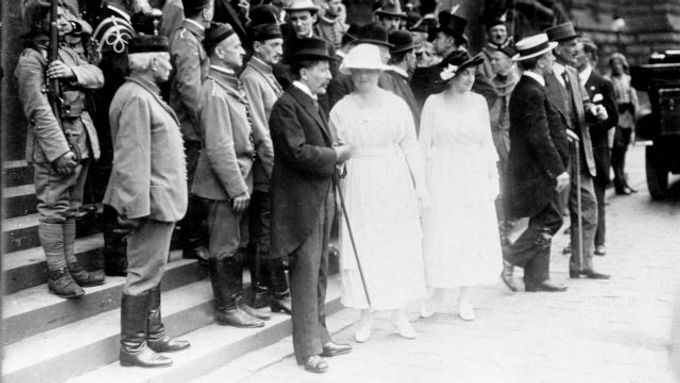 Ministerský předseda Vlastimil Tusar s chotí Hedvikou na slavnosti míru v Praze 19. července 1919.
