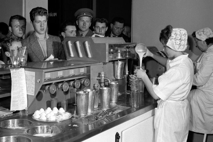 Mléčná jídelna na Václavském náměstí v Praze. Rok 1960