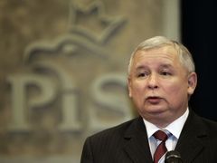 Dva hlavní rivalové: Jaroslaw Kaczyński z PiS ...