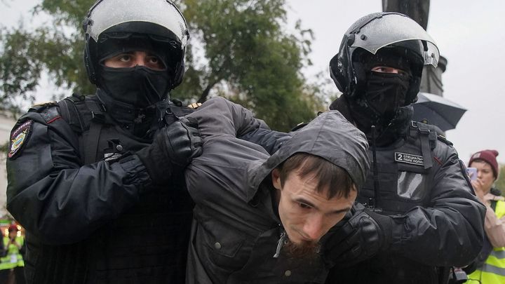 "Ať bojují doma, proti Putinovi." Státy EU dělí otázka, co s prchajícími Rusy; Zdroj foto: Reuters