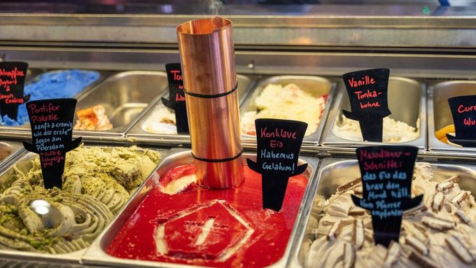 V Mnichově, ve zmrzlinárně "Der verrückte Eismacher - im Wunderland", vytvořili "Konkláve zmrzlinu", která kombinuje příchutě panna cotty a malin.