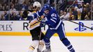 NHL 2019/20, Toronto - Boston: David Pastrňák bojuje o puk s Codym Cecim.