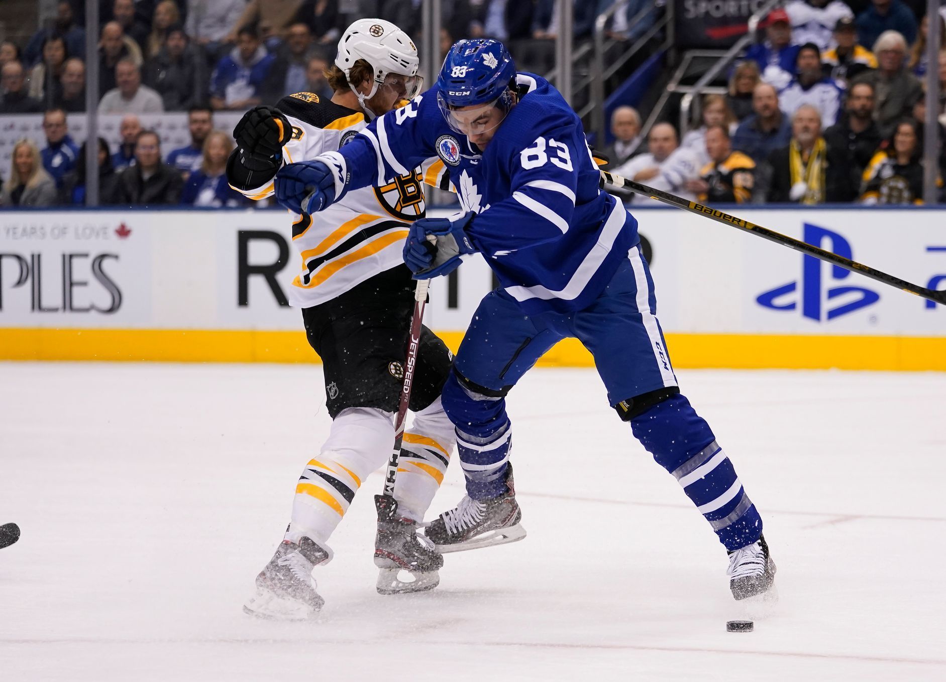 NHL 2019/20, Toronto - Boston: David Pastrňák bojuje o puk s Codym Cecim