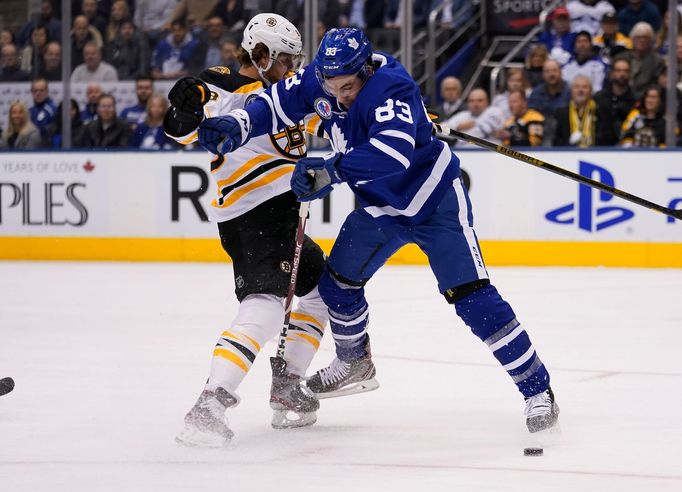 NHL 2019/20, Toronto - Boston: David Pastrňák bojuje o puk s Codym Cecim.