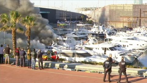Luxusní jachty v přístavu v Barceloně pohltily plameny