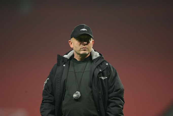 Kouč Karel Jarolím pozoruje své hráče na tréninku před večerním zápasem Slavie na Arsenalu