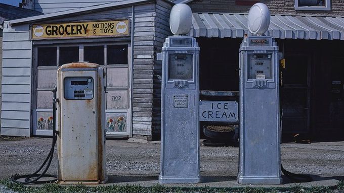 Nostalgické kouzlo amerických benzinek. Zůstaly už jen na fotkách architekta