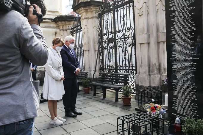 Frank-Walter Steinmeier při uctění památky parašutistů.