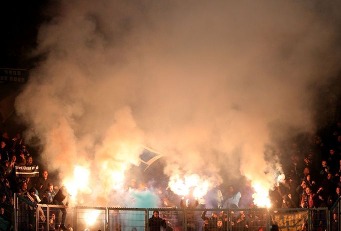 Fanoušci Genku v zápase EL na hřišti Slavie.