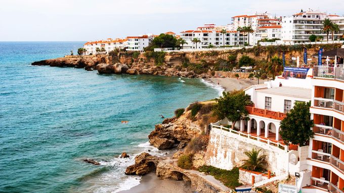 Část románu se odehrává ve změti turistických městeček na andaluském pobřeží Costa del Sol.