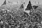 Jiří Všetečka: Praha, Letná, 25. listopadu 1989. Největší protestní shromáždění se konalo na letenské pláni za účasti přibližně 800 000 lidí.