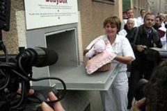 Babyboxy už zachránily 100 dětí, poslední je z Pardubic