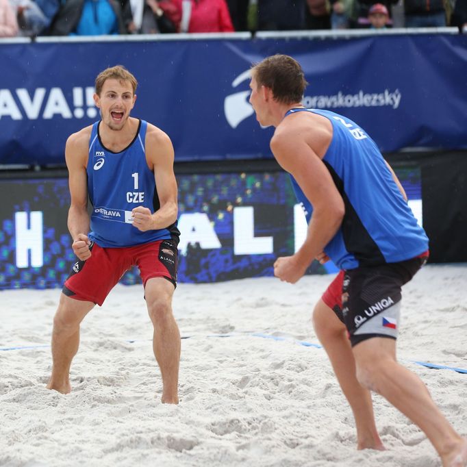 Ostrava Beach Open: Ondřej Perušič (vlevo) a David Schweiner