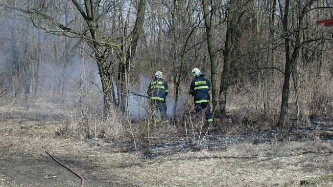 Hasiči varují před neopatrným vypalováním trávy
