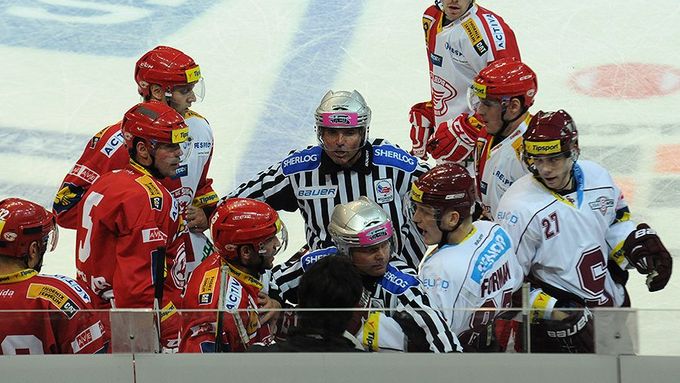 Druhé pražské derby sezony ovládli hokejisté Slavie. Na půdě Sparty otočili vývoj zápasu a radují se z výhry 4:2.