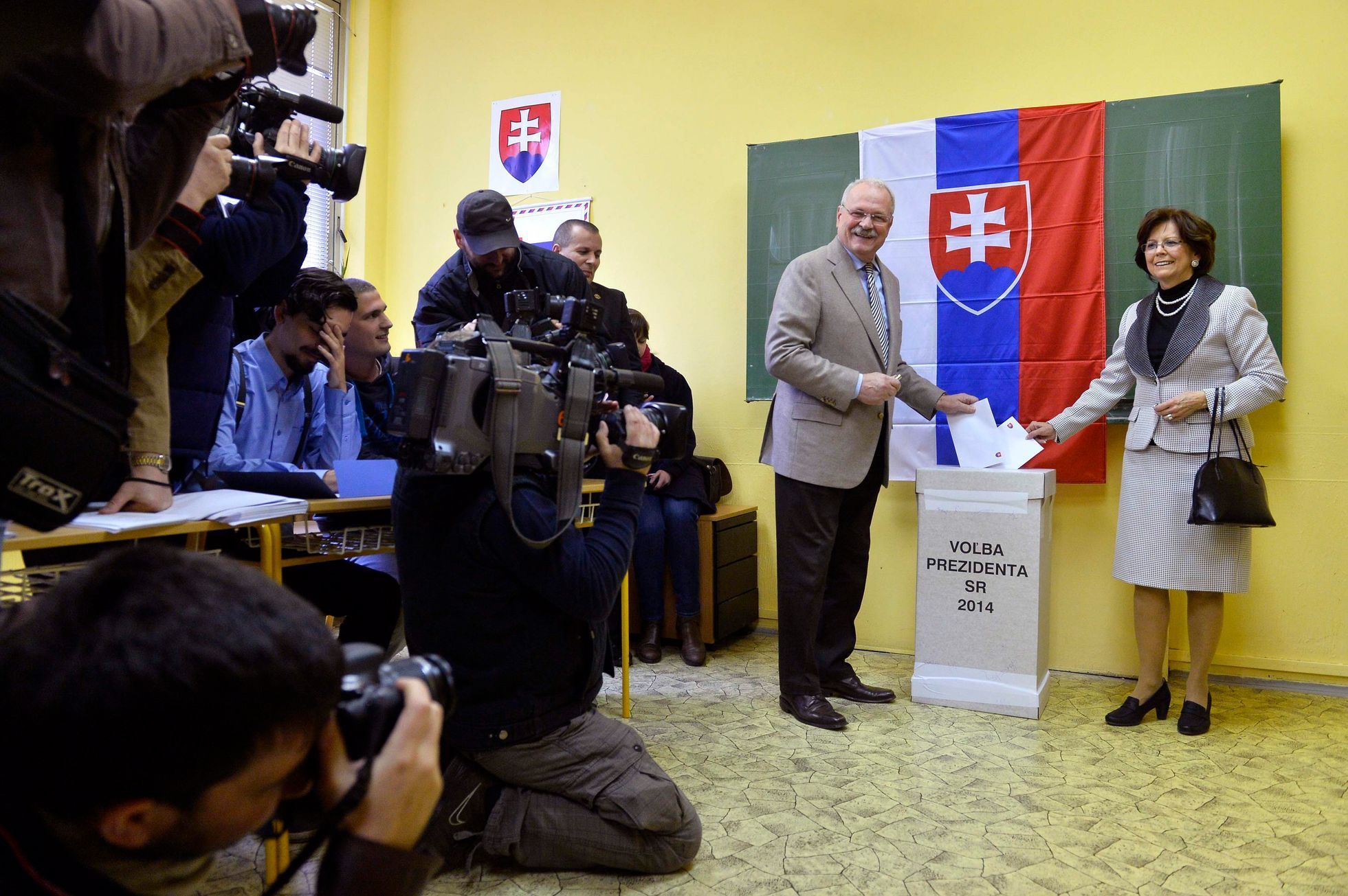 Prezident Gašparovič odevzdává hlas v prvním kole voleb.