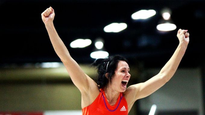 Jennifer Suhrová se raduje z překonání světového rekordu na americkém šampionátu v Albuquerque.