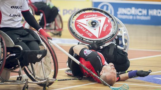 I Roman Charvát se přesvědčil o tom, jak je florbal vozíčkářů tvrdý sport