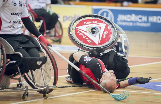 Roman Charvát, který  se po tvrdém střetu s Janem Natovem necítil dvakrát příjemně.