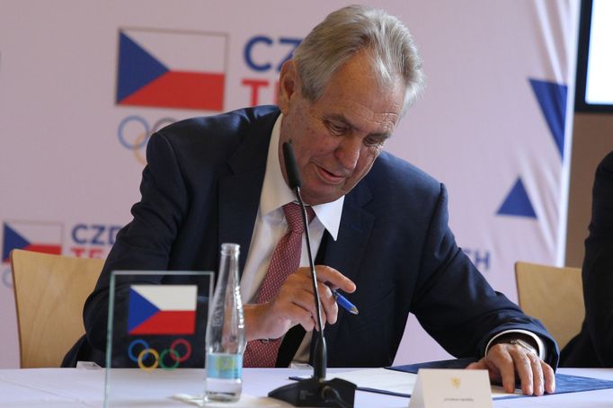 Miloš Zeman při podpisu průvodního dopisu pro prezidenta MOV