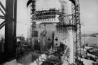 Na snímku z roku 1973 je zachycena stavba prvního reaktoru jaderné elektrárny Fessenheim. Právě jeho odpojování začalo v pátek večer kolem 20:30.