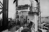 Na snímku z roku 1973 je zachycena stavba prvního reaktoru jaderné elektrárny Fessenheim. Právě jeho odpojování začalo v pátek večer kolem 20:30.